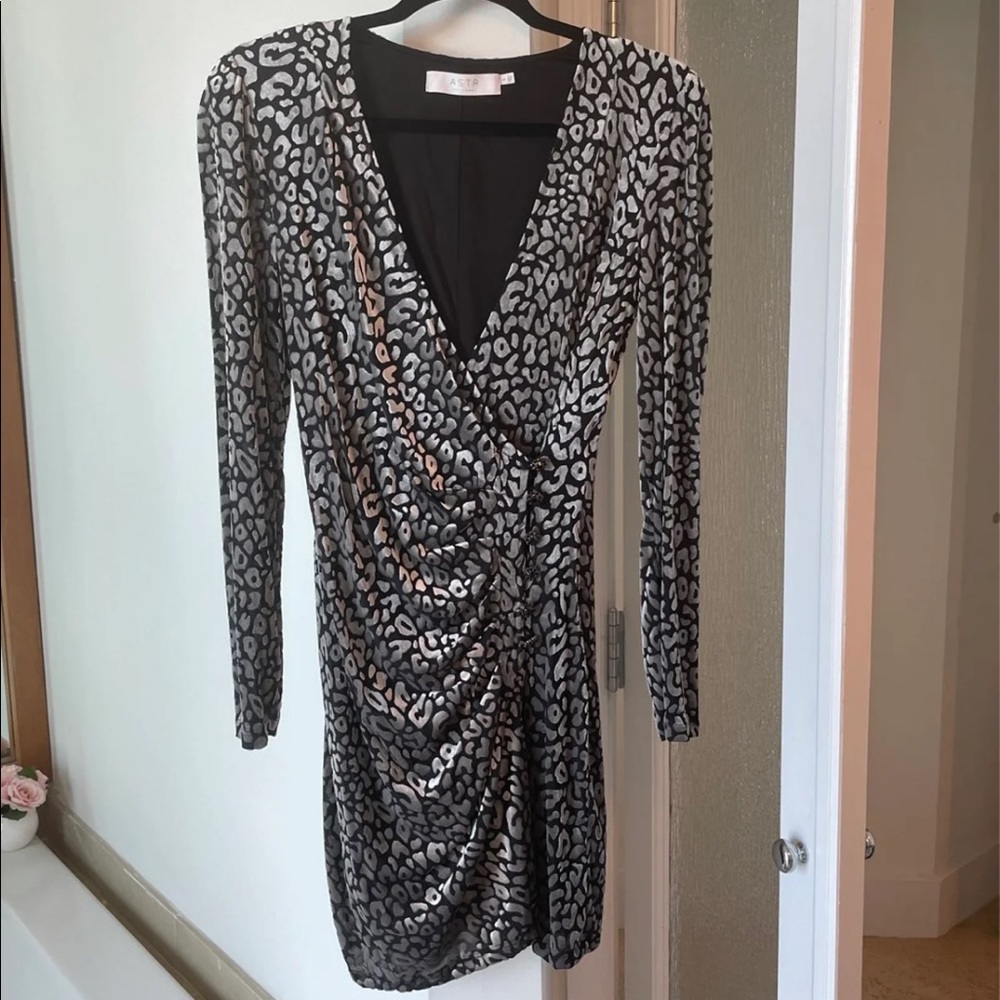 ASTR the label long sleeve wrap dress size S